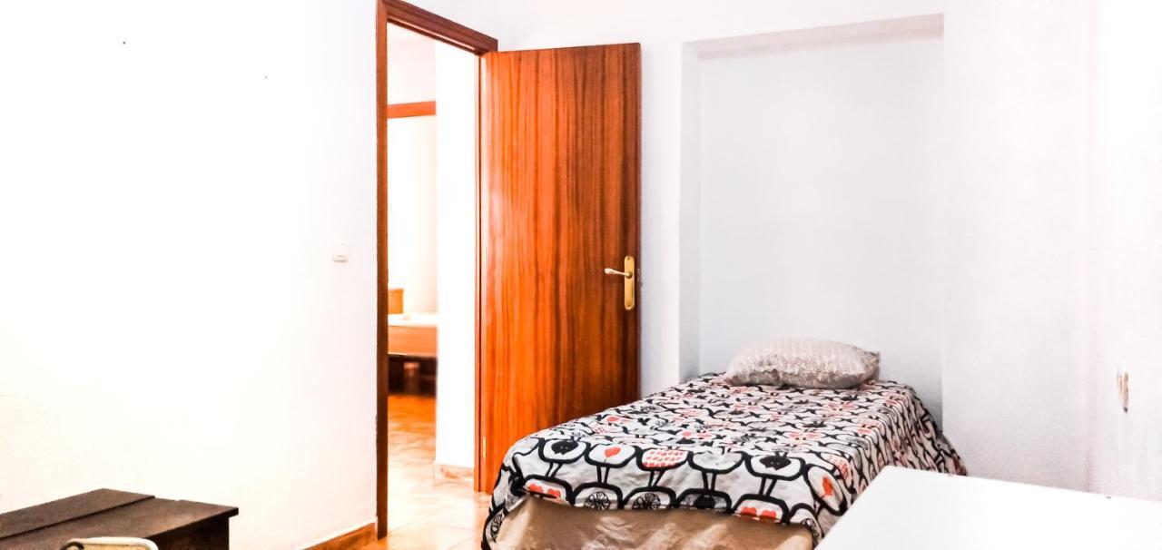 Room In Malaga Center, Homestay "Window To Road" - Habitacion En Apartamento, Ventana A La Careterra! 외부 사진